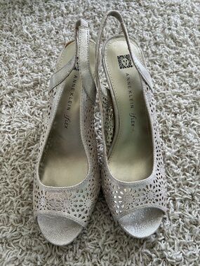Anne Klein Womens Size 9.5 Light Gold Heels